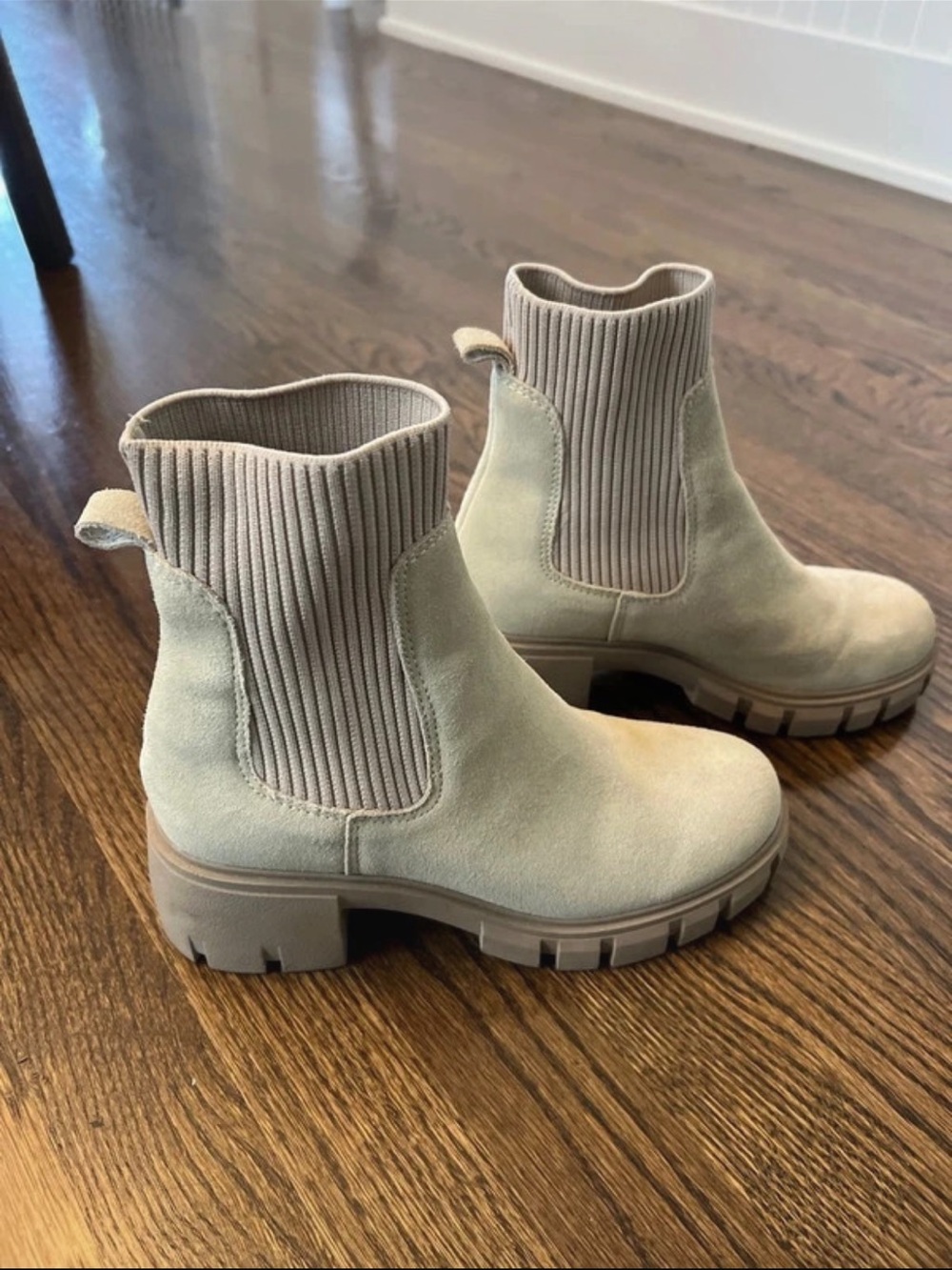 STEVE MADDEN Beige Suede Knit Lug Sole Chelsea Boots | Size 6.5